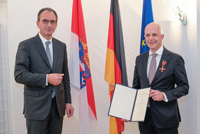 Michael Boddenberg (Hessischer Minister der Finanzen) und Dr. Markus Horneber (Vorstandsvorsitzender AGAPLESION gAG) (v.l.n.r.). Bildnachweis: Paul Müller. 