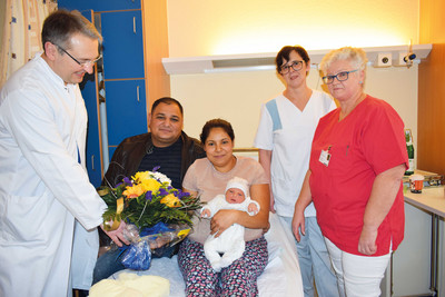 Chefarzt Dr. Schüßler gratuliert den Eltern des kleinen Luca.
