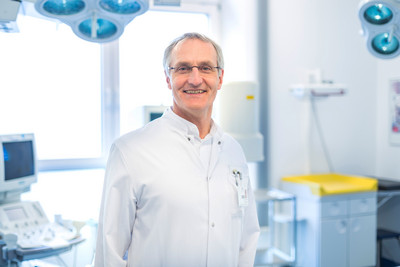 Chefarzt Dr. med. Bernd Stuckmann weiß, was bei einer schmerzenden Endoprothese zu tun ist.