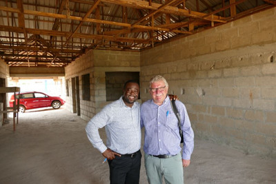 Joseph Amankwaa (l.) und Prof. Ulrich Vetter auf dem Gelände des Methodist Faith Healing Hospital (MFHH) in einem Neubau 