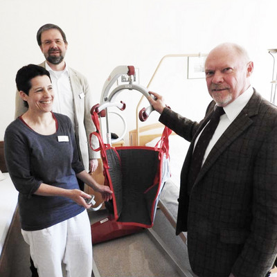 Marianne Gehring, die Pflegedienstleitung im Hospiz, animiert Heinz- Hermann Blome vom Rotary-Club vergeblich zum Test, worüber sich Geschäftsführer Bernhard Jess zu amüsieren scheint.