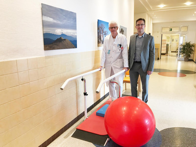 Zum Start der Geriatrie zeigen Dr. Markgraf und Dr. Schroeder die Therapiegeräte.