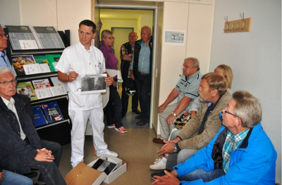 Dr. med. Theiler erläutert den Anwesenden die Durchführung einer Herzkatheteruntersuchung. 