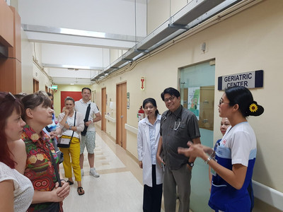 Besuch des St. Lukas Hospital in Manila